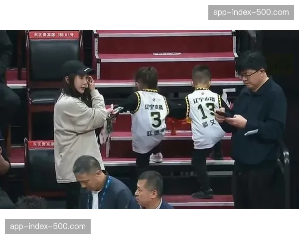 季后赛“最佳第六人”，辽宁主场球迷统一着装营造魔鬼氛围