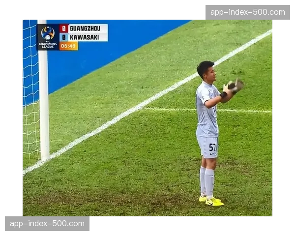 特写镜头：尼斯前锋在反击中观察队友跑位的瞬间决策